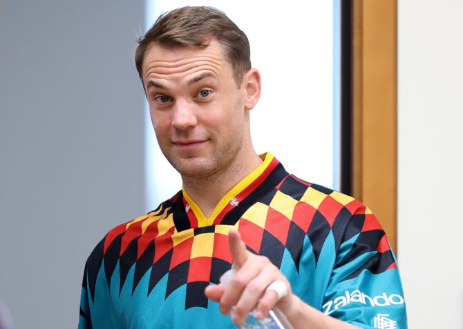 Torhüter Manuel Neuer trifft am 18. Juni 2026 zur Pressekonferenz der deutschen Nationalmannschaft an der Winston-Salem State University in North Carolina ein. (Alexander Hassenstein / Getty Images)