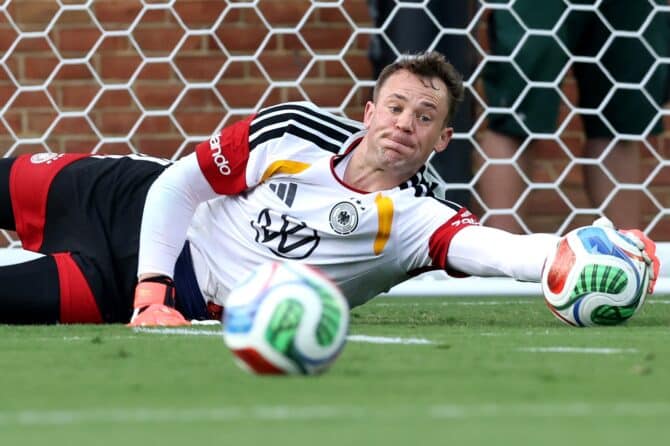 Torhüter Manuel Neuer fängt während einer Trainingseinheit der deutschen Nationalmannschaft den Ball sicher ab. Die Übungseinheit fand am 8. Juni 2026 im W. Dennie Spry Soccer Stadium in Winston-Salem im Rahmen der Vorbereitung auf die FIFA Weltmeisterschaft 2026 statt. Alexander Hassenstein / Getty Images