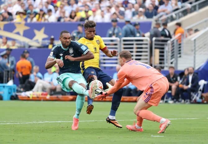 Der deutsche Torwart Manuel Neuer und Jonathan Tah klären einen Abschlussversuch von Ecuadors Kevin Rodríguez im WM-Gruppenspiel der Gruppe E. Die Partie fand am 25. Juni 2026 im New York New Jersey Stadium in East Rutherford statt. Justin Setterfield / Getty Images