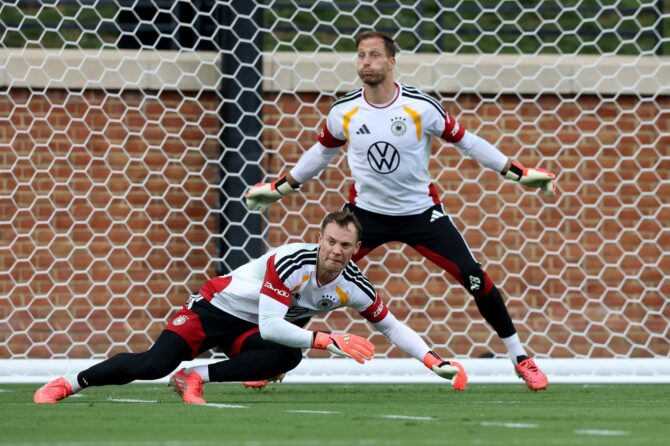 Torhüter Manuel Neuer sichert neben seinem Teamkollegen Oliver Baumann den Ball während einer Trainingseinheit der deutschen Nationalmannschaft. Die Einheit fand am 8. Juni 2026 im W. Dennie Spry Soccer Stadium in Winston-Salem im Rahmen der Vorbereitung auf die FIFA Weltmeisterschaft 2026 statt. Alexander Hassenstein / Getty Images