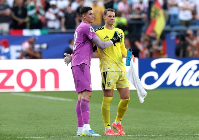 Die beiden Torhüter Manuel Neuer (Deutschland, gelbes Trikot) und Orlando Gill (Paraguay, violettes Trikot) umarmen sich vor dem Elfmeterschießen. Aufgenommen im Sechzehntelfinale der WM 2026 zwischen Deutschland und Paraguay im Boston Stadium in Foxborough am 29. Juni 2026. (Alexander Hassenstein / Getty Images)