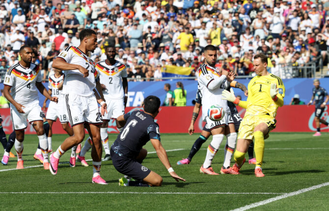 Manuel Neuer pariert im WM-2026-Sechzehntelfinale gegen Paraguay einen Abschluss von Junior Alonso am 29. Juni 2026 im Boston Stadium in Foxborough, Massachusetts. (Foto: Alexander Hassenstein/Getty Images)