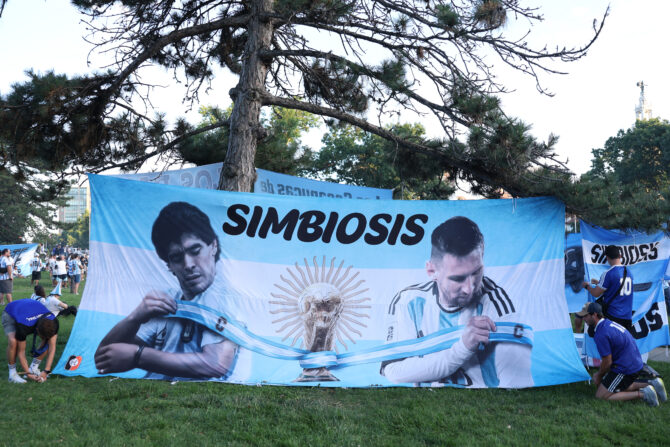 Kansas City, Missouri, USA, 15. Juni 2026: Argentinische Fans entrollen im Mill Creek Park eine riesige Fahne mit den Nationalikonen Diego Maradona und Lionel Messi. (Foto: Michael Steele/Getty Images)