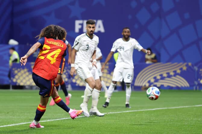ATLANTA, GEORGIA - 21. Juni: Marc Cucurella (#24) aus Spanien schießt auf das Tor, wobei Hassan Al-Tambakti (#5) aus Saudi-Arabien den Ball ins eigene Netz abfälscht. Das Eigentor bedeutete den vierten Treffer Spaniens im FIFA-Weltmeisterschafts-Gruppenspiel der Gruppe H zwischen Spanien und Saudi-Arabien im Atlanta Stadium am 21. Juni 2026 in Atlanta, Georgia. (Foto: Florencia Tan Jun/Getty Images)