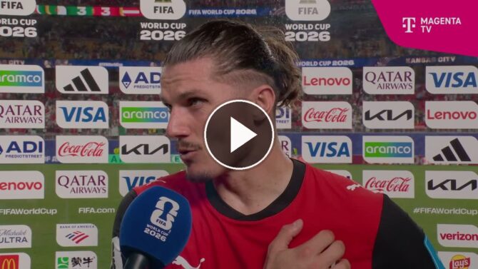 Österreichs Marcel Sabitzer im MagentaTV-Interview nach dem 3:3 gegen Algerien, im Hintergrund die Anzeigetafel in Kansas City.