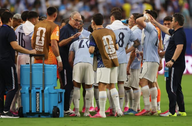 Miami, Florida, USA, 15. Juni 2026: Uruguays Nationaltrainer Marcelo Bielsa spricht während einer Trinkpause im WM-Spiel der Gruppe H gegen Saudi-Arabien mit seinen Spielern im Miami Stadium. (Foto: Lars Baron/Getty Images)