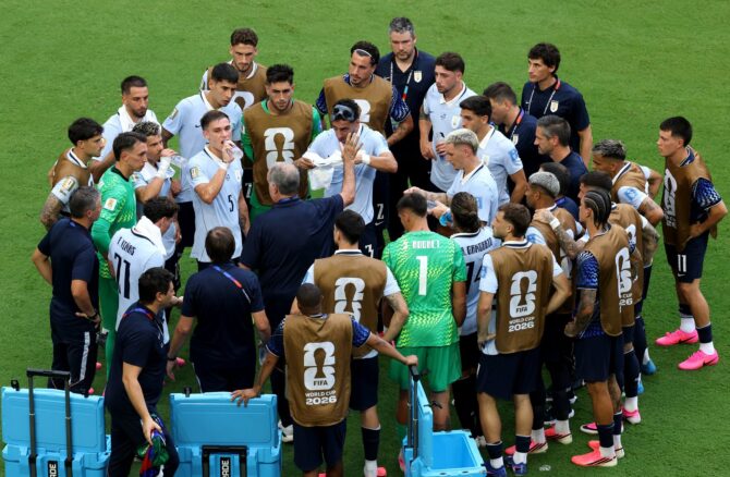 Uruguays Trainer Marcelo Bielsa bespricht sich während einer Trinkpause mit seinen Spielern. Die Szene entstand beim Gruppe-H-Spiel der WM 2026 zwischen Uruguay und Kap Verde am 21. Juni 2026 im Miami Stadium in Miami Gardens, Florida. Molly Darlington / Getty Images