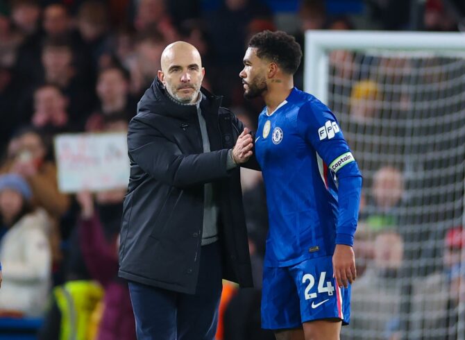 Chelsea-Trainer Enzo Maresca (links) klatscht nach dem Premier-League-Spiel gegen den AFC Bournemouth mit Kapitän Reece James ab. Die Partie fand am 30. Dezember 2025 an der Stamford Bridge in London statt. Warren Little / Getty Images