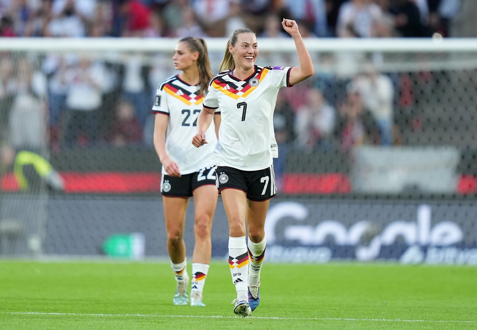 Marie Müller bejubelt ihren Treffer zum 1:0 für Deutschland im Qualifikationsspiel zur Frauen-Weltmeisterschaft 2027 gegen Norwegen am 5. Juni 2026 im RheinEnergieStadion in Köln. (Pau Barrena / Getty Images)