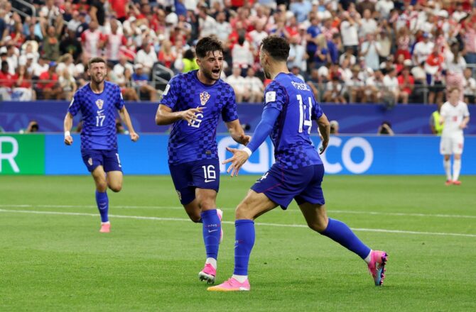 Kroatiens Martin Baturina bejubelt gemeinsam mit Ivan Perišić seinen Treffer zum 1:0 im Gruppenspiel L der FIFA Weltmeisterschaft 2026 gegen England am 17. Juni 2026 im Dallas Stadium in Arlington, Texas. Michael Steele / Getty Images