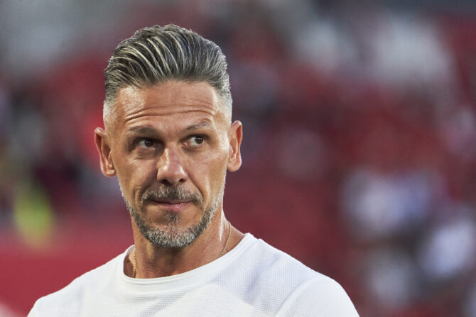 Palma de Mallorca, Spanien, 23. Mai 2026: Martín Demichelis, Cheftrainer von RCD Mallorca, verfolgt das LaLiga-Spiel gegen Real Oviedo im Estadio de Son Moix von der Seitenlinie aus. (Foto: Rafa Babot/Getty Images)