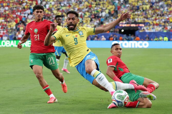 Matheus Cunha von Brasilien wird während des WM-2026-Gruppenspiels der Gruppe C gegen Marokko im New York New Jersey Stadium in East Rutherford, New Jersey, am 13. Juni 2026 von marokkanischen Spielern gestoppt. Darrian Traynor / Getty Images