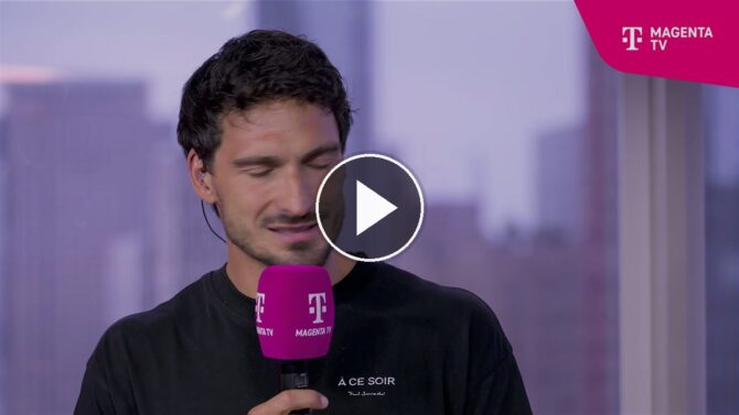 MagentaTV-Experte Mats Hummels im Interview mit MagentaTV-Mikrofon vor der Skyline von New York.