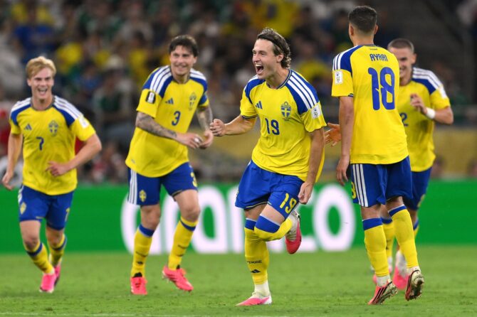 Schwedens Mittelfeldspieler Mattias Svanberg (Nummer 19) bejubelt den vierten Treffer seiner Mannschaft im WM-Gruppenspiel gegen Tunesien. Das Spiel der Gruppe F wurde am 14. Juni 2026 im Monterrey Stadium in Monterrey, Mexiko, ausgetragen. David Ramos / Getty Images South America via Getty Images