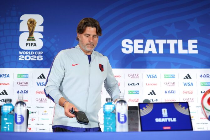 US-Nationaltrainer Mauricio Pochettino trifft am 18. Juni 2026 zur Pressekonferenz einen Tag vor dem WM-2026-Gruppenspiel zwischen den USA und Australien im Seattle Stadium ein. (Soobum Im / Getty Images)
