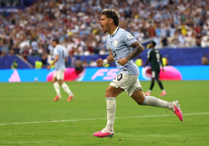 Miami, Florida, USA, 15. Juni 2026: Uruguays Maxi Araújo jubelt über seinen Treffer zum 1:1 im WM-Spiel der Gruppe H gegen Saudi-Arabien im Miami Stadium. (Foto: Lars Baron/Getty Images)
