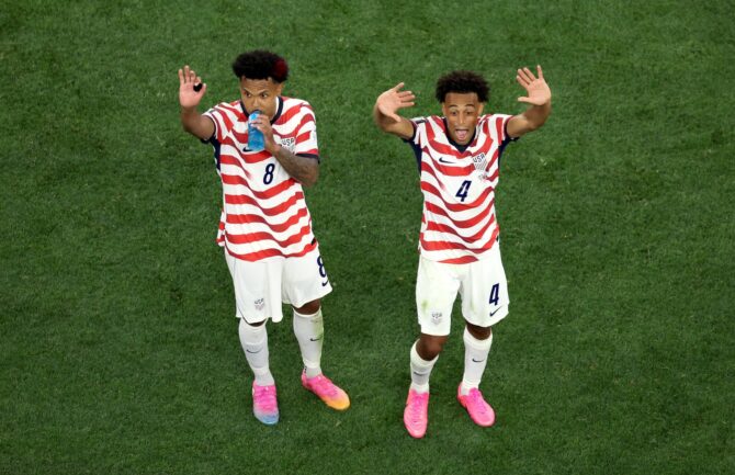 Weston McKennie und Tyler Adams winken nach dem Sieg der USA im Gruppenspiel D der FIFA Weltmeisterschaft 2026 gegen Paraguay den Fans zu. Das Spiel wurde am 12. Juni 2026 im Los Angeles Stadium ausge