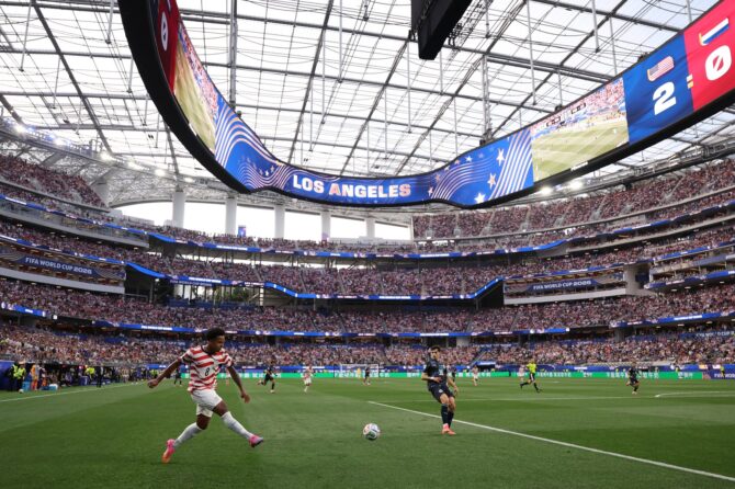 Weston McKennie von den USA treibt den Ball im Gruppenspiel D der FIFA Weltmeisterschaft 2026 gegen Paraguay nach vorne, im Hintergrund die gefüllten Ränge des Stadions. Die Begegnung wurde am 12. Juni 2026 im Los Angeles Stadium in Los Angeles ausgetragen. Richard Heathcote / Getty Images
