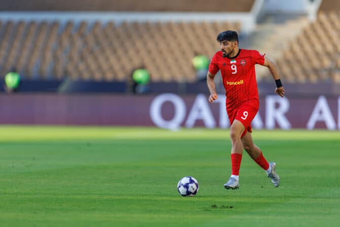 Mehdi Torabi führt im roten Trikot mit der Nummer 9 den Ball