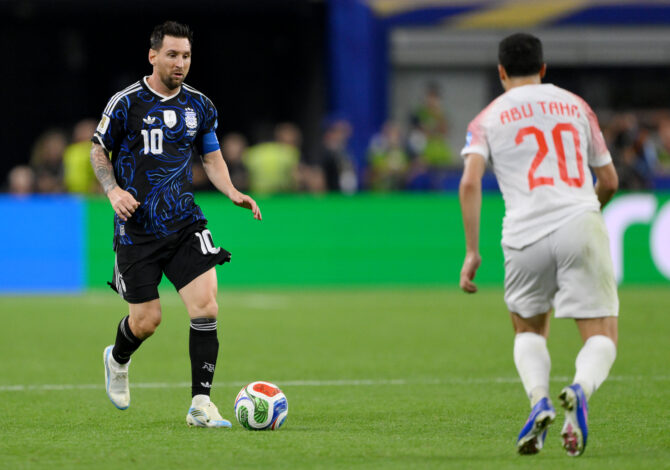 Lionel Messi im argentinischen Trikot mit der Nummer 10 am Ball, verfolgt von einem jordanischen Gegenspieler