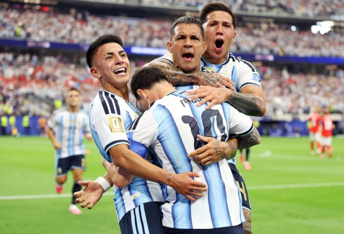 Lionel Messi (Nr. 10) wird von seinen Teamkollegen umringt und bejubelt, nachdem der Kapitän das 1:0 für Argentinien erzielt hat. Die Albiceleste feiert den Treffer im Gruppe-J-Spiel der Fußball-WM 2026 gegen Österreich am 22. Juni 2026 im Dallas Stadium in Arlington, Texas. Charlotte Wilson / Getty Images