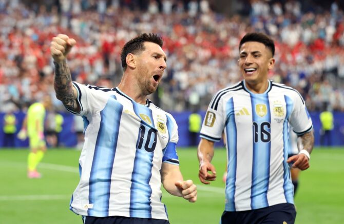 Lionel Messi bejubelt mit geballter Faust seinen Treffer zur 1:0-Führung für Argentinien im Gruppe-J-Spiel der Fußball-WM 2026 gegen Österreich. Der Kapitän der Albiceleste brachte die Südamerikaner am 22. Juni 2026 im Dallas Stadium in Arlington, Texas, in Führung und ließ sich gemeinsam mit seinem Teamkollegen feiern. Charlotte Wilson / Getty Images