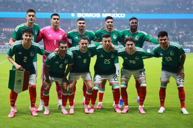 Die mexikanische Nationalmannschaft posiert für das Mannschaftsfoto vor dem Freundschaftsspiel gegen Serbien am 4. Juni 2026 im Nemesio Diez Stadium in Toluca, Mexiko. (Manuel Velasquez / Getty Images)
