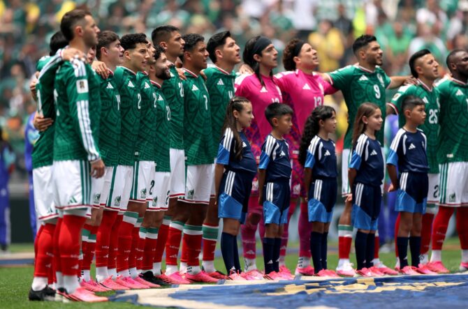 Mexikos Spieler stehen beim Absingen der Nationalhymne vor dem WM-2026-Gruppenspiel gegen Südafrika am 11. Juni 2026 im Mexico City Stadium. (Carl Recine / Getty Images)