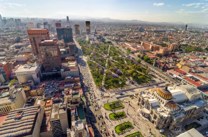 Luftaufnahme über das Zentrum von Mexiko-Stadt mit dem Palacio de Bellas Artes und der Alameda Central. Die Millionenmetropole ist Gastgeberstadt des WM-Eröffnungsspiels 2026. (Copyright Depositphotos.com)