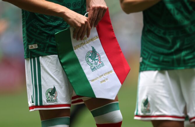 Detailaufnahme des Mexiko-Spielwimpels beim WM-2026-Gruppenspiel gegen Südafrika am 11. Juni 2026 im Mexico City Stadium. (Carl Recine / Getty Images)