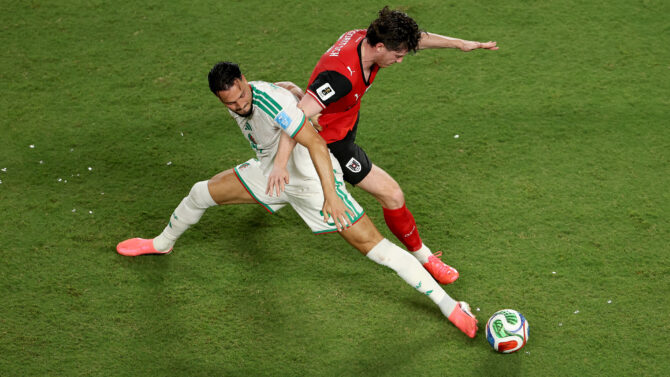 Michael Gregoritsch im Zweikampf mit Algeriens Ramy Bensebaïni