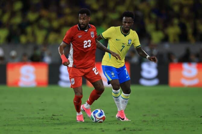 Michael Murillo, Rechtsverteidiger der Nationalmannschaft von Panama, treibt den Ball im Testspiel gegen Brasilien am 31. Mai 2026 im Maracanã-Stadion in Rio de Janeiro nach vorne