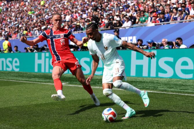 Frankreichs Michael Olise (Nummer 11) behauptet den Ball gegen Norwegens Thelo Aasgaard (Nummer 19). Die Szene entstand beim Gruppe-I-Spiel der WM 2026 zwischen Norwegen und Frankreich am 26. Juni 2026 im Boston Stadium in Foxborough, Massachusetts. Mattia Ozbot / Getty Images