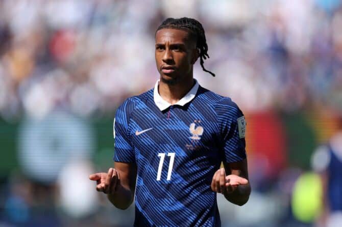 Michael Olise (Nr. 11) reagiert sichtlich gestikulierend während des WM-Gruppenspiels der Gruppe I zwischen Frankreich und Senegal am 16. Juni 2026 im New York New Jersey Stadium in East Rutherford. Der Offensivspieler des FC Bayern München gehörte zu den auffälligsten Akteuren der Équipe Tricolore. Dan Mullan / Getty Images