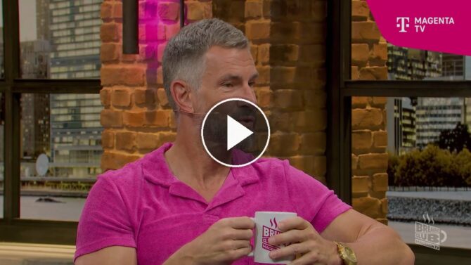 MagentaTV-Experte Micky Beisenherz mit Breakfast-Club-Tasse im Studio, während er Julian Nagelsmanns Wechsel im Spiel gegen Ecuador kritisiert.