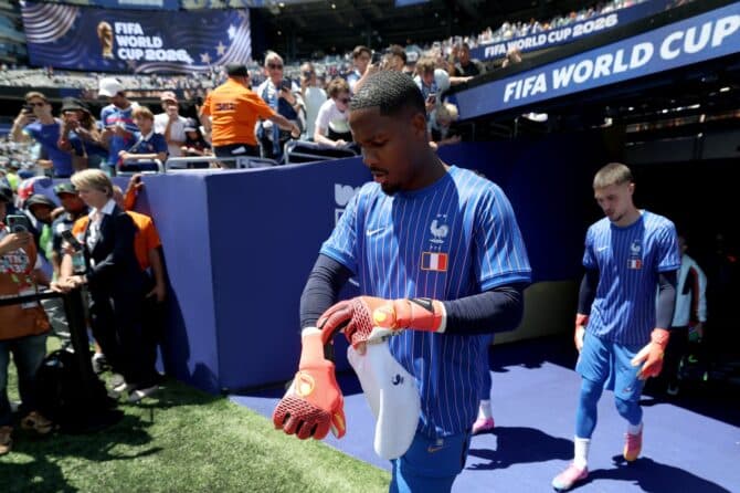 Frankreichs Torhüter Mike Maignan bereitet sich vor dem WM-Gruppenspiel der Gruppe I gegen Senegal auf das Aufwärmen vor. Die Partie fand am 16. Juni 2026 im New York New Jersey Stadium in East Ruther