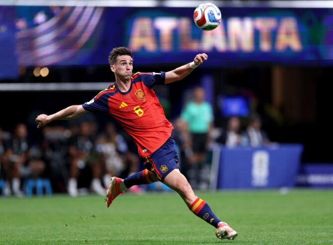 Spaniens Mittelfeldspieler Mikel Merino (Nummer 6) nimmt im WM-Gruppenspiel gegen Kap Verde den Ball volley. Die Partie der Gruppe H fand am 15. Juni 2026 im Atlanta Stadium in Atlanta, Georgia, statt. Mattia Ozbot / Getty Images North America via Getty Images