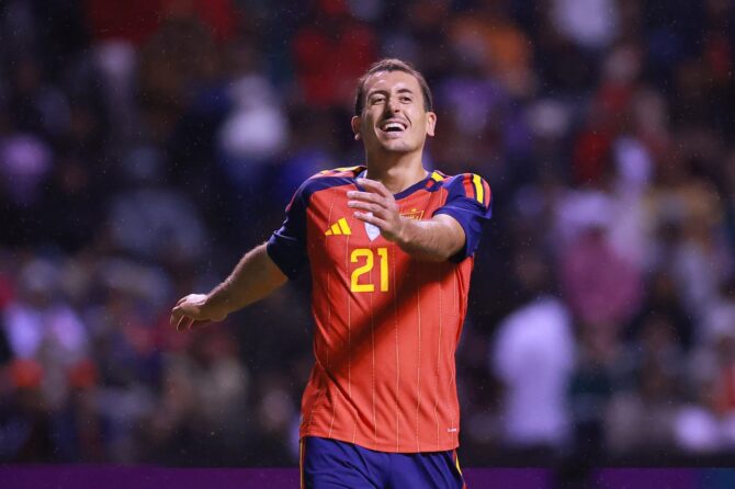 Mikel Oyarzabal im Einsatz für die spanische Nationalmannschaft beim Testspiel gegen Peru. Die Begegnung fand am 8. Juni 2026 im Estadio Cuauhtémoc in Puebla statt. (Manuel Velásquez / Getty Images South America via Getty Images)