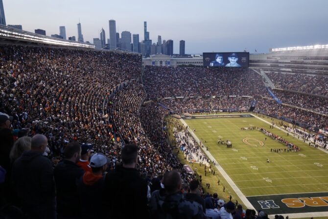 Blick ins Stadion während der Vorspiel-Zeremonie vor dem Spiel der Minnesota Vikings gegen die Chicago Bears am 8. September 2025 im Soldier Field in Chicago. (Michael Reaves / Getty Images)