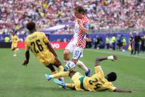 Kroatiens Luka Modric behauptet den Ball gegen zwei Ghanaer im Mittelfeld