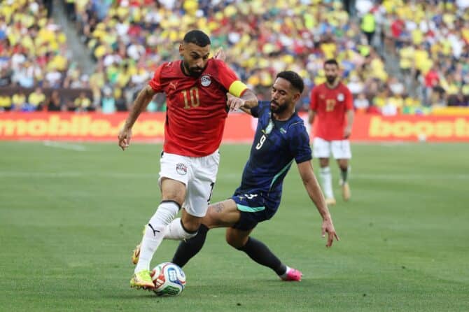 Ägyptens Offensivstar Mohamed Salah behauptet den Ball im Zweikampf mit dem Brasilianer Matheus Cunha während des Testspiels zwischen Brasilien und Ägypten am 6. Juni 2026 im Huntington Bank Field in Cleveland (Ohio). (Kirk Irwin / Getty Images)