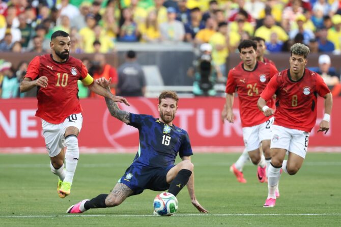 Ägyptens Kapitän Mohamed Salah setzt sich im Zweikampf gegen Brasiliens Verteidiger Léo Pereira durch, im Testspiel zwischen Brasilien und Ägypten am 6. Juni 2026 im Huntington Bank Field in Cleveland (Ohio). (Kirk Irwin / Getty Images)