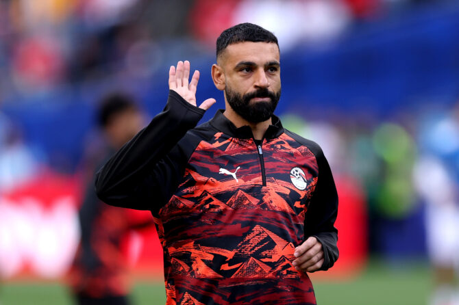 Mohamed Salah im Aufwärmtrikot Ägyptens winkt mit erhobener Hand ins Publikum