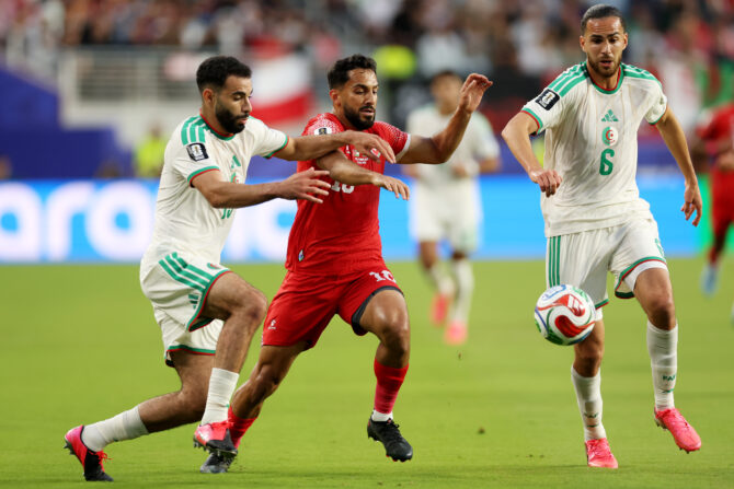 Mousa Al-Taamari im Zweikampf mit zwei algerischen Spielern