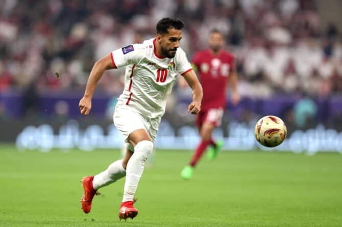 Mousa Al Tamari, Star der jordanischen Nationalmannschaft, am Ball im Finale des Asien-Cups gegen Gastgeber Katar am 10. Februar 2024 im Lusail-Stadion