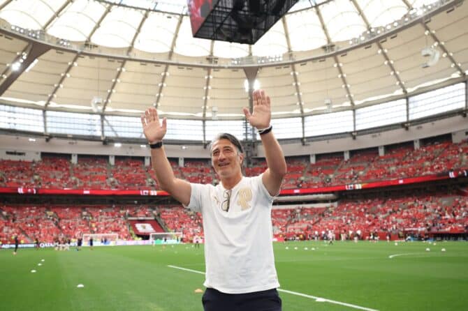 Schweiz-Trainer Murat Yakin winkt vor dem WM-2026-Gruppenspiel der Gruppe B gegen Kanada den Fans zu. Die Partie fand am 24. Juni 2026 im BC Place in Vancouver statt. Alex Grimm / Getty Images
