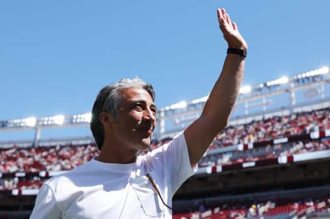 Cheftrainer Murat Yakin winkt den Fans beim Aufwärmen vor dem WM-2026-Gruppenspiel der Gruppe B zwischen Katar und der Schweiz im San Francisco Bay Area Stadium in San Francisco, Kalifornien, am 13. Juni 2026. Emilee Chinn / Getty Images