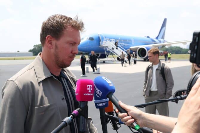 Bundestrainer Julian Nagelsmann gibt nach der Ankunft der deutschen Nationalmannschaft am Flughafen von Winston-Salem ein Interview. Die DFB-Auswahl bezieht während der WM 2026 ihr Basislager in der Stadt in North Carolina, die Aufnahme entstand am 8. Juni 2026. (Alexander Hassenstein / Getty Images North America via Getty Images)