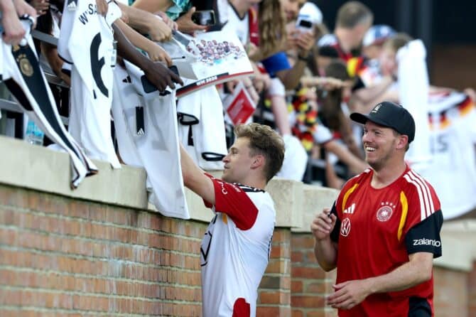 Bundestrainer Julian Nagelsmann gibt nach einer Trainingseinheit der deutschen Nationalmannschaft gemeinsam mit Joshua Kimmich Autogramme an die Fans. Die Einheit fand am 8. Juni 2026 im W. Dennie Spry Soccer Stadium in Winston-Salem im Rahmen der Vorbereitung auf die FIFA Weltmeisterschaft 2026 statt. Alexander Hassenstein / Getty Images