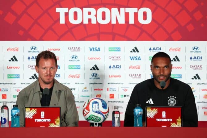 Bundestrainer Julian Nagelsmann (l.) und Abwehrchef Jonathan Tah sprechen einen Tag vor dem WM-2026-Gruppenspiel zwischen Deutschland und der Elfenbeinküste auf der Pressekonferenz im Toronto Stadium am 19. Juni 2026 zu den Medien. (Megan Briggs / Getty Images)